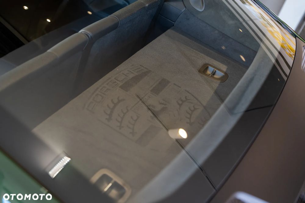 Porsche 911 GT3 Touring PDK - 30