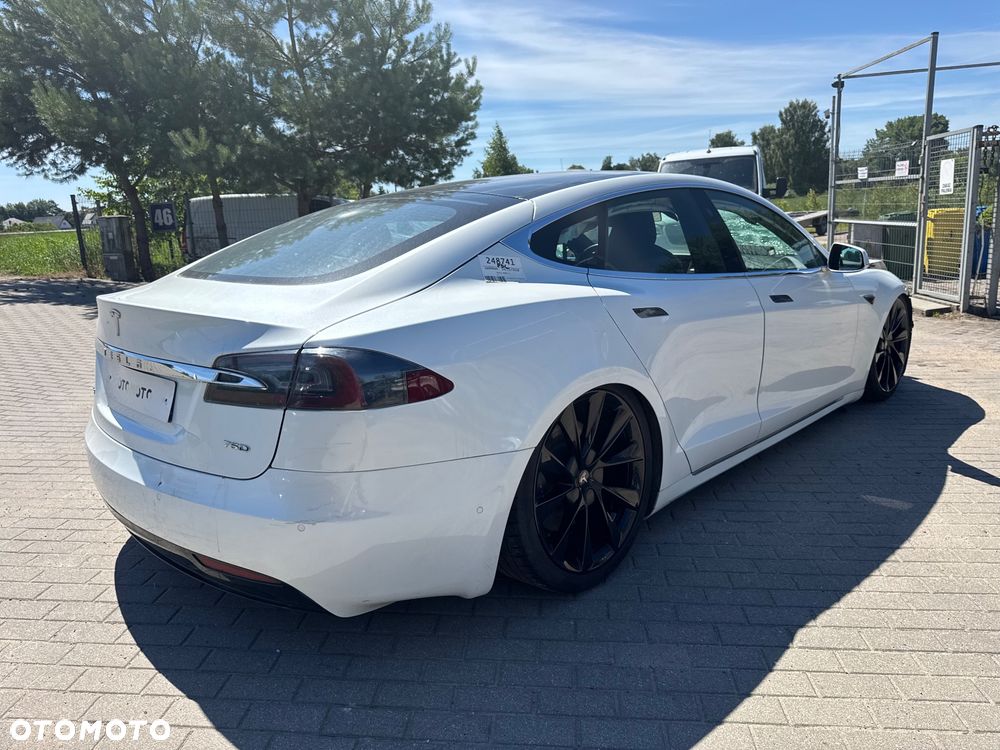 Tesla Model S - 4