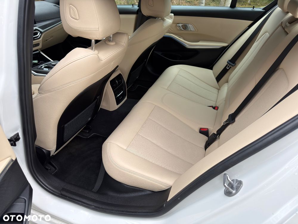 BMW Seria 3 330i xDrive Sport Line - 12