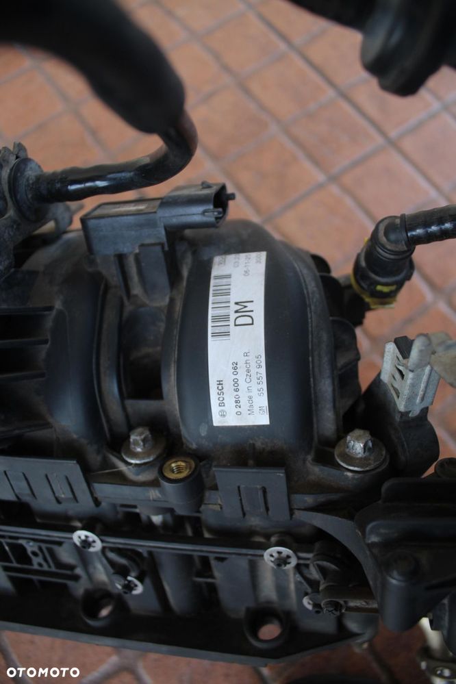 KOLEKTOR SSĄCY OPEL CORSA D 1.0 55557905 0280600062 - 6