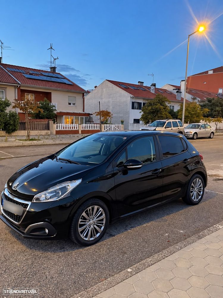 Peugeot 208 1.2 PureTech Signature - 1