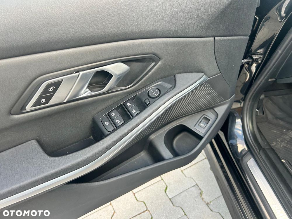 BMW Seria 3 320d xDrive - 37