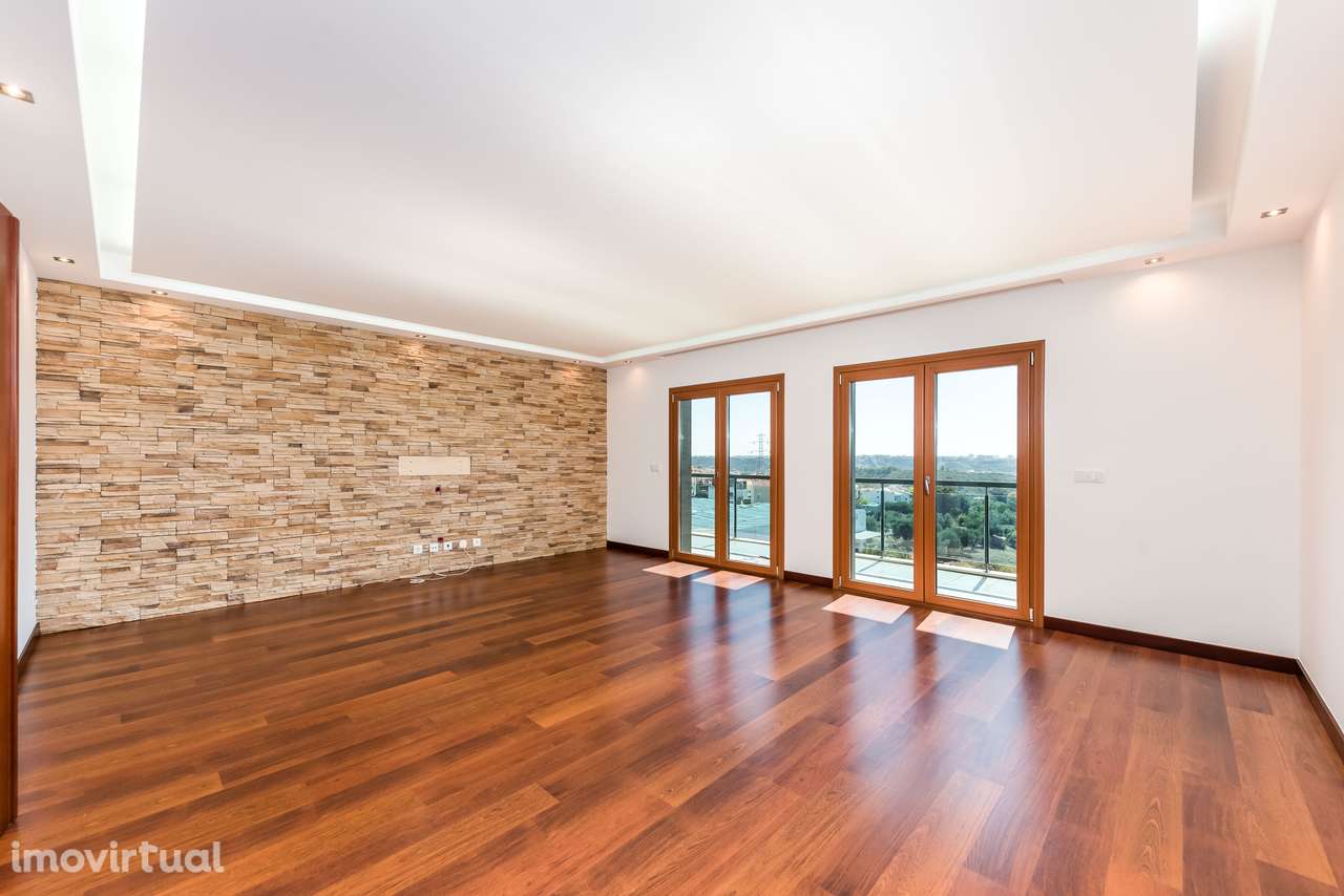 T2 | Condomínio Qta. Comendadeiras | Piscina | Varandas | Parqueamento - Grande imagem: 3/32