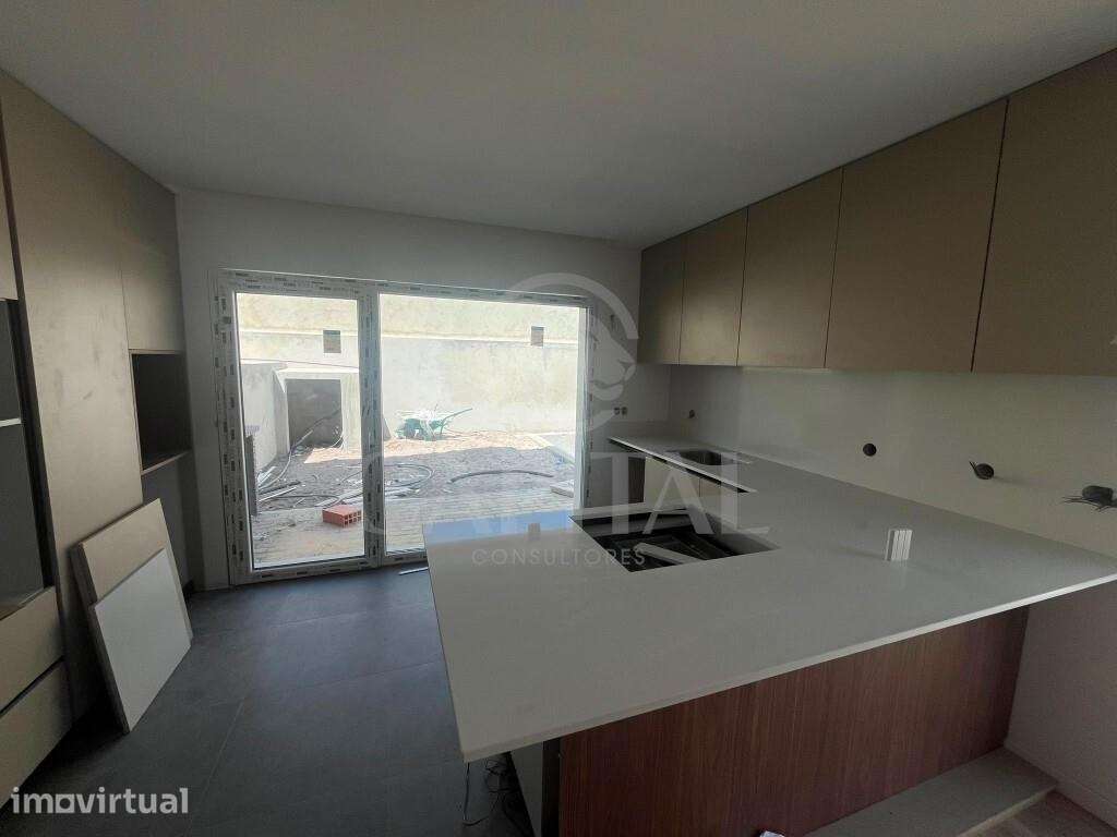 Moradia Geminada T3 Nova com Piscina em Construção | Fernão Ferro - Grande imagem: 5/21