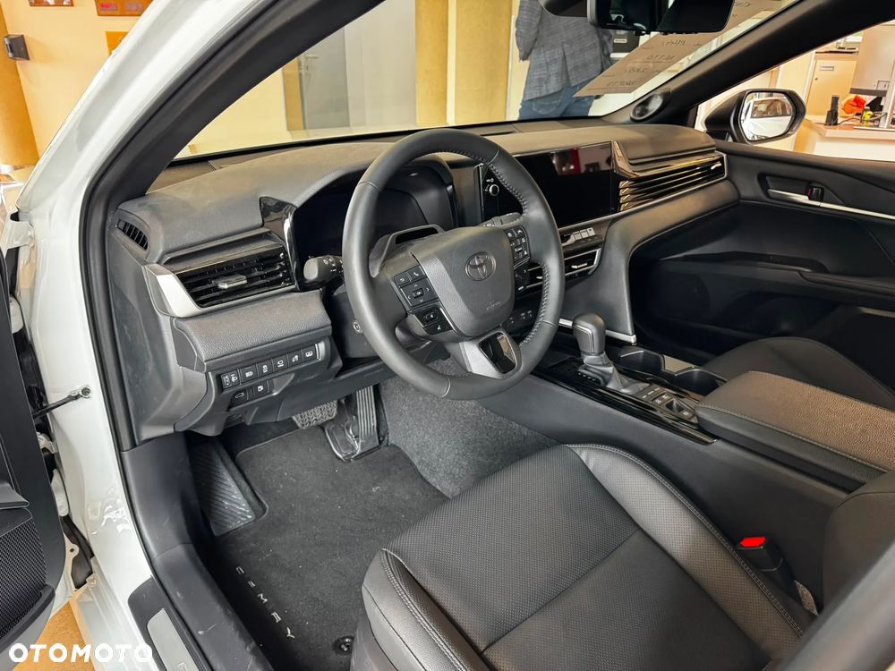 Toyota Camry - 4