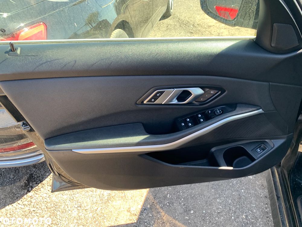BMW Seria 3 330i xDrive - 13