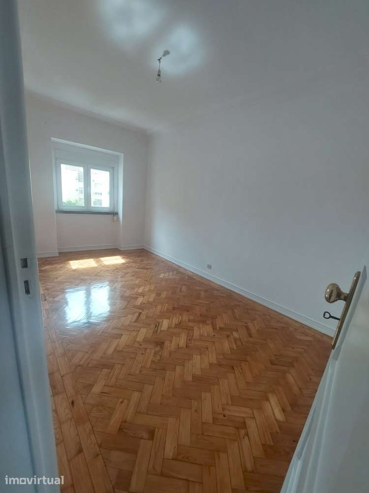 T2 espaçoso renovado no Centro Almada - Grande imagem: 3/10