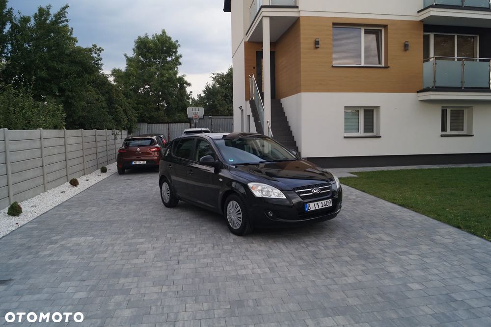 Kia Ceed - 36
