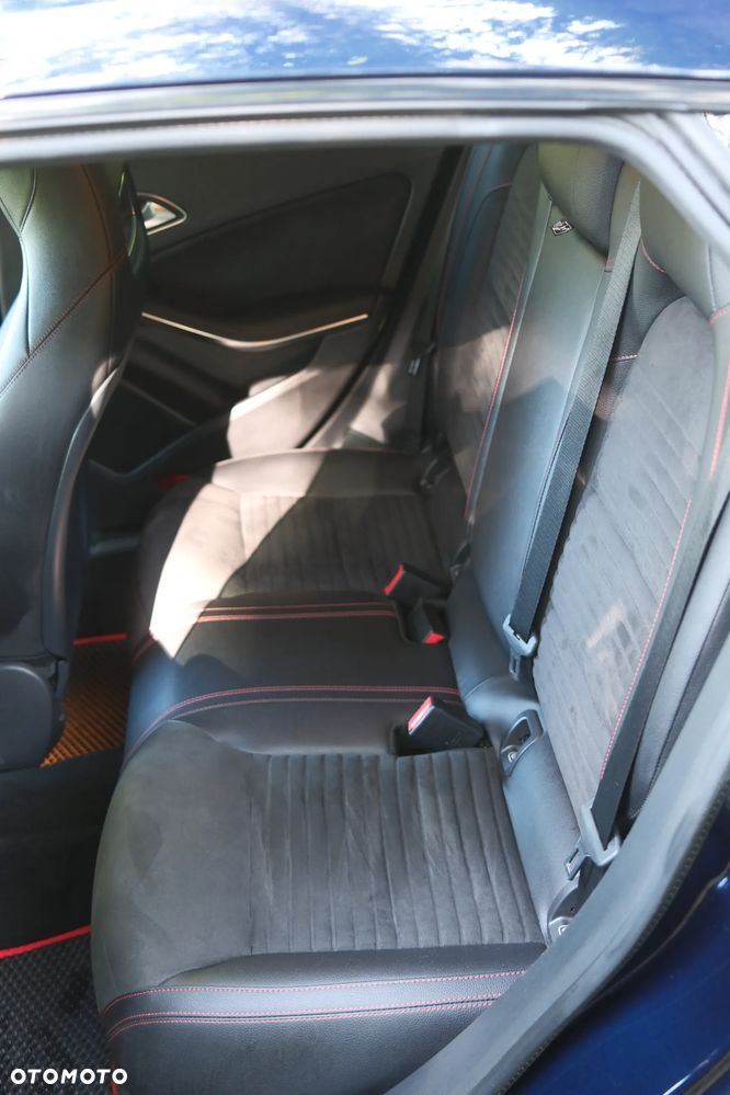Mercedes-Benz CLA 200 d 4-Matic - 24