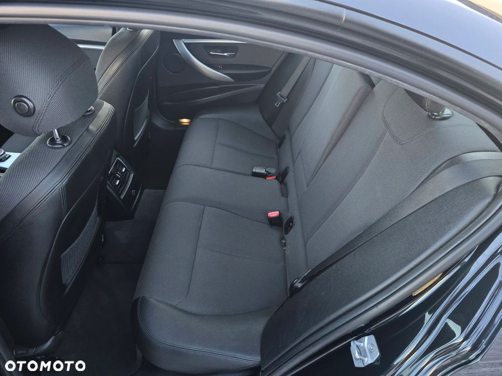 BMW Seria 3 320d Edition M Sport Shadow - 24