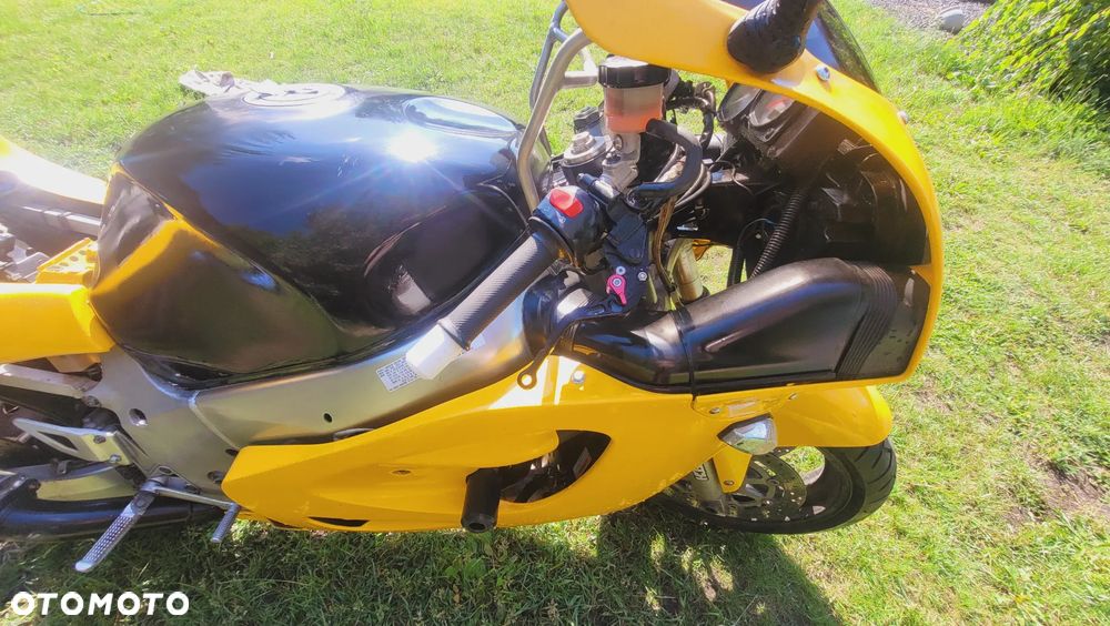 Suzuki GSX - 12