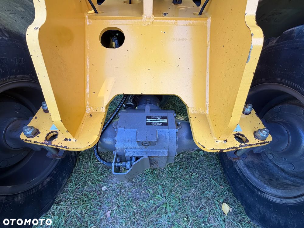 Mecalac AX1000 Ładowarka kołowa łamana 6,5 tony. Udźwig około 3 tony. 2017 rok.  Jak Nowa! Oryginał łyżka KROKODYL otwierana i widły. Mocny silnik DEUTZ 4 cylindry DEUTZ. Zero luzów i wycieków. Aktualne Badania DEKRA BMWT. Wielka Okazja. Maszyna jak nowa z Salonu. 2900 mtg. Pochodzi z Norweskiego urzędu gminy. Dodatkowe linie Hydrauliczne. Szybka wolna Jazda Rewers Hydrostatic. Wersja Norweska Mocne doświetlenie dodatkowe grzanie. kabina Ogrzewana wentylowana! Zmiana Osprzętu Hydrauliczna! pełne sterowanie z dżojstika! Podzespoły pompy suche, czytelne tabliczki! OKAZJA - 9