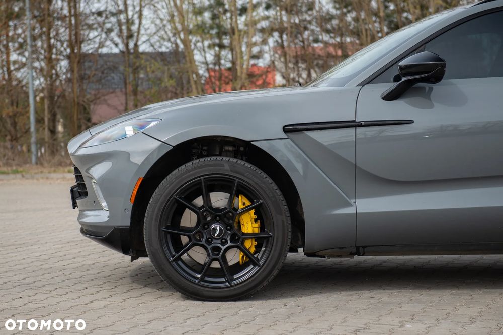 Aston Martin DBX - 9