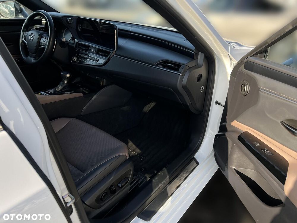 Lexus ES 300h F Sport Design - 12