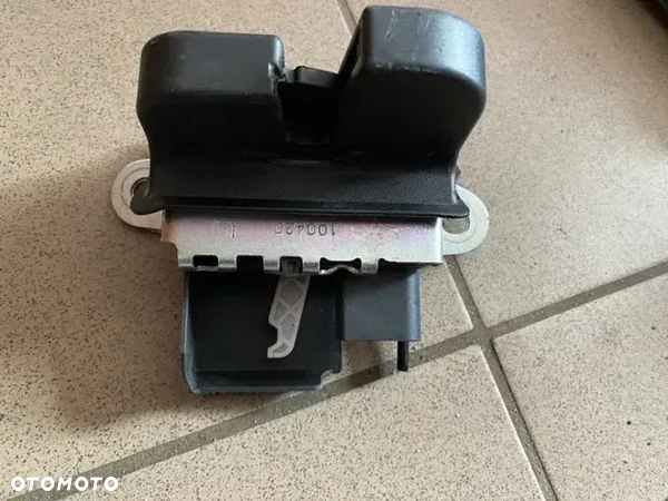 ZAMEK KLAPY BAGAŻNIKA VOLKSWAGEN VW POLO 2G