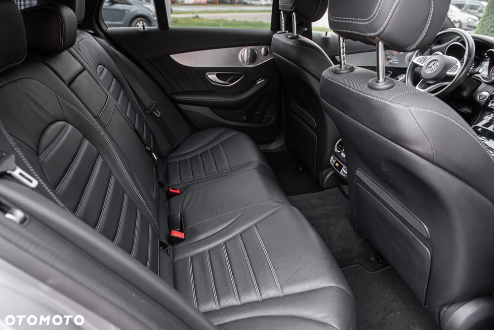 Mercedes-Benz Klasa C 400 4-Matic 9G-TRONIC - 34