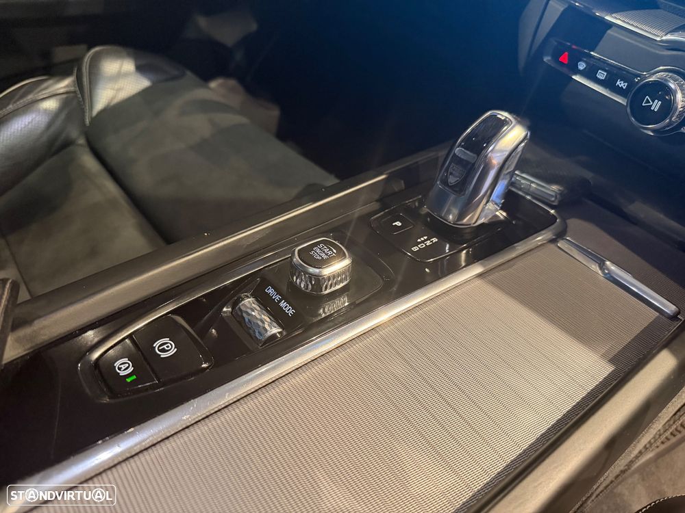 Volvo XC 60 2.0 T8 PHEV R-Design AWD - 46