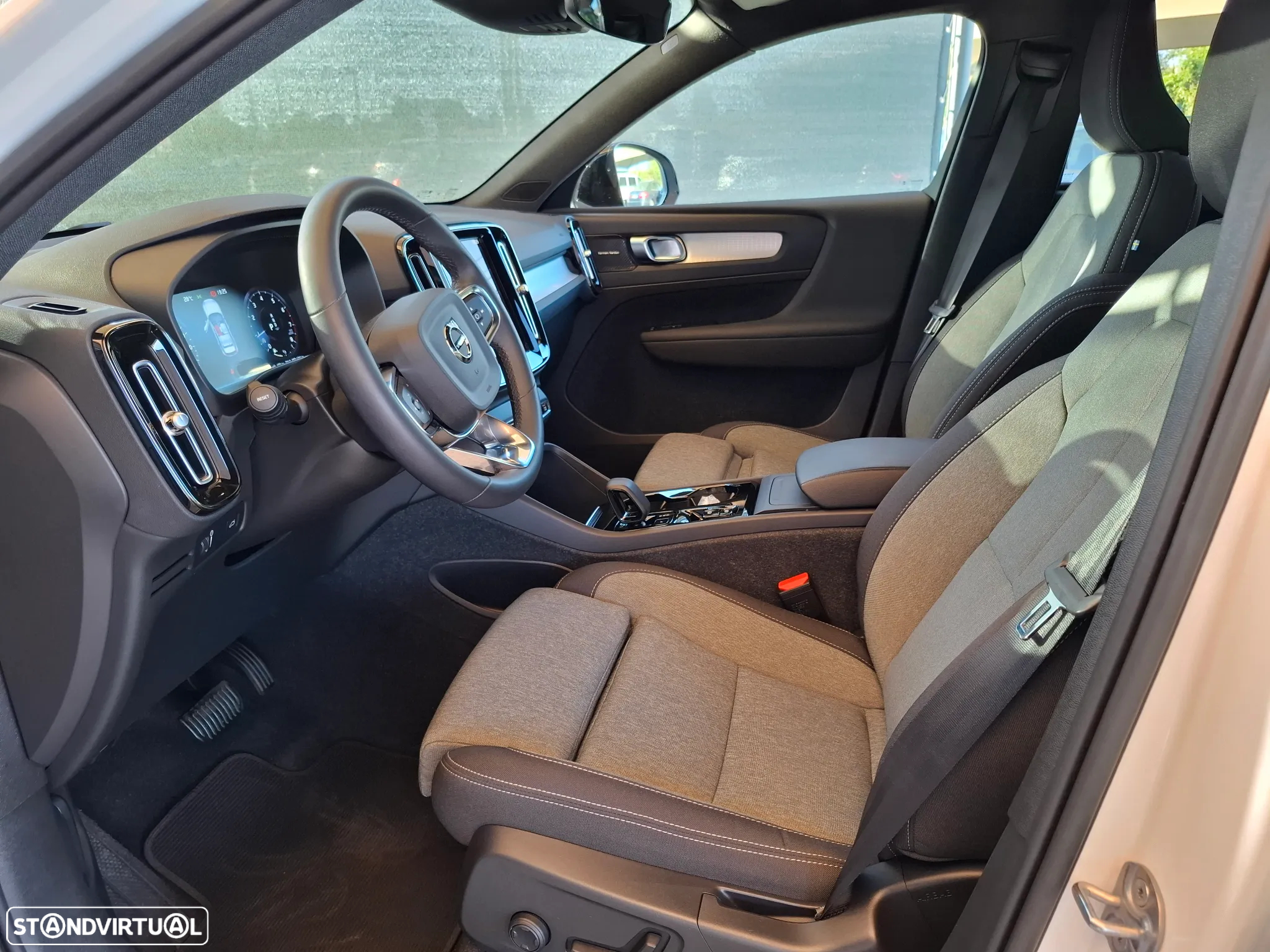 Volvo XC 40 1.5 T2 Plus Dark Auto - 23