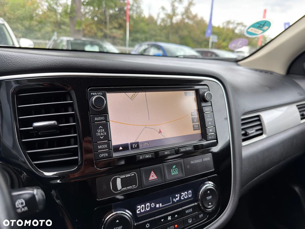 Mitsubishi Outlander Instyle NAVI + - 34