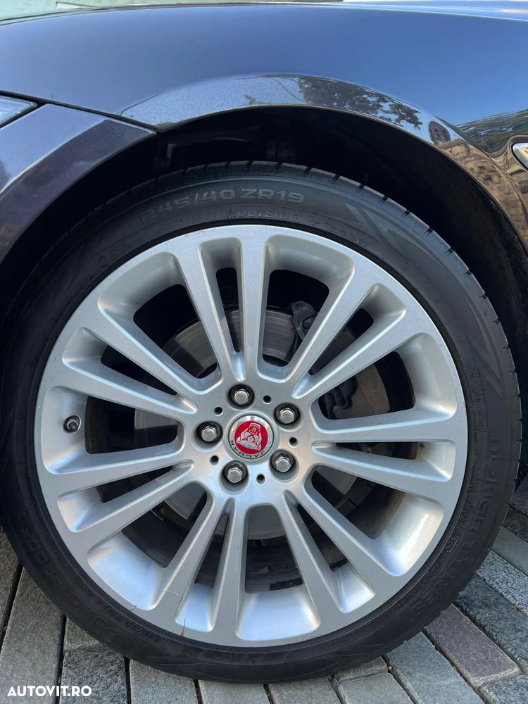 Jaguar XF 20d AWD Portfolio - 11