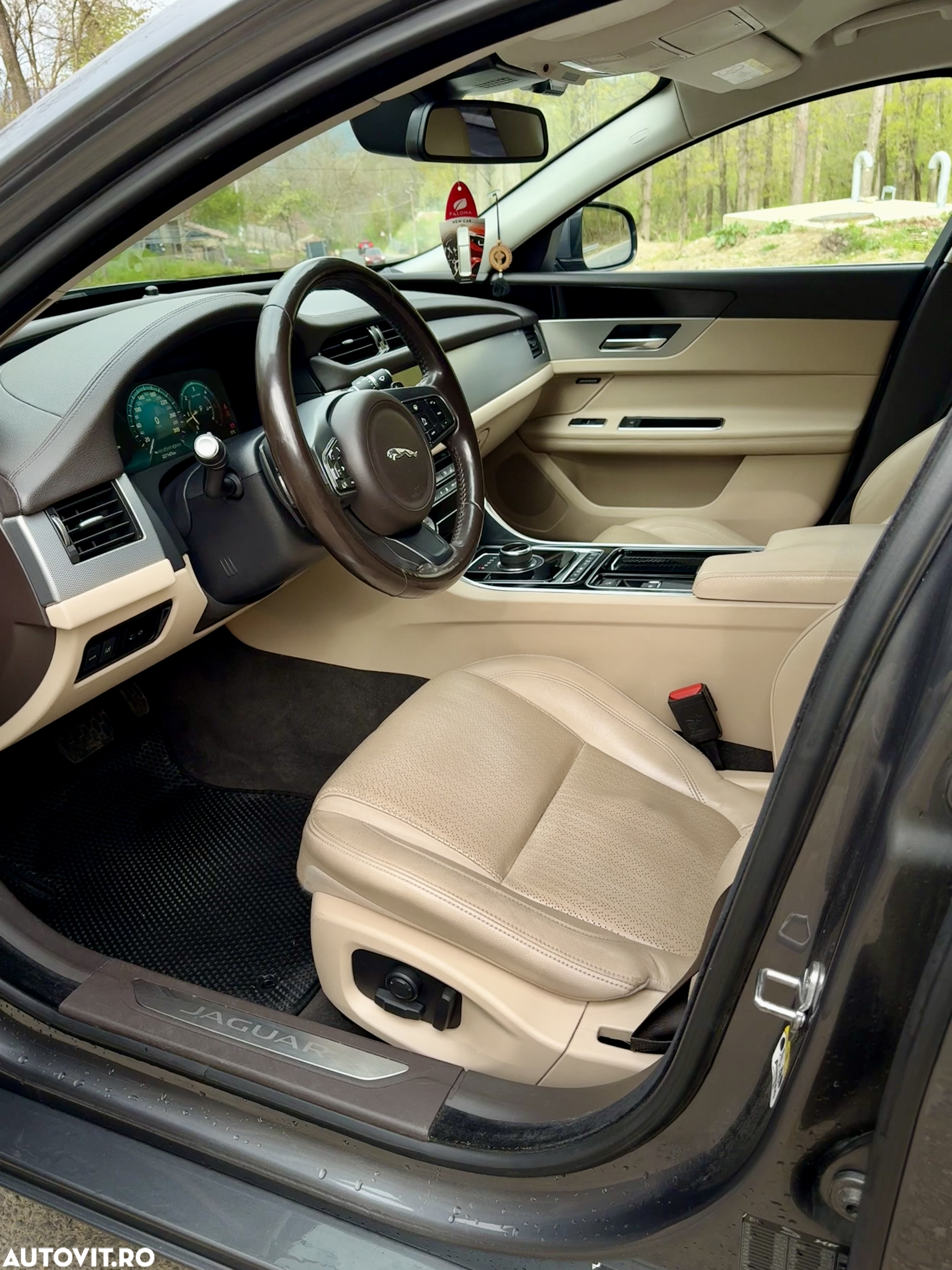 Jaguar XF 20d RWD Portfolio - 11