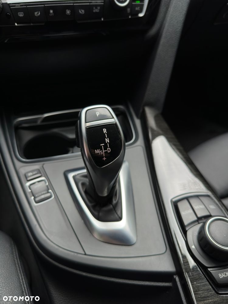 BMW Seria 3 330i Sport Line - 22