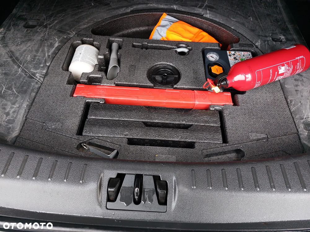 Ford Kuga 2.0 TDCi 2x4 SYNC - 24