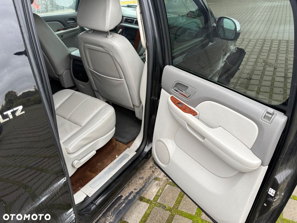 Chevrolet Suburban - 21