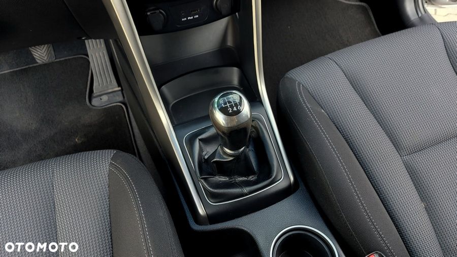 Hyundai i30 1.6 CRDi Fifa World Cup Edition - 24