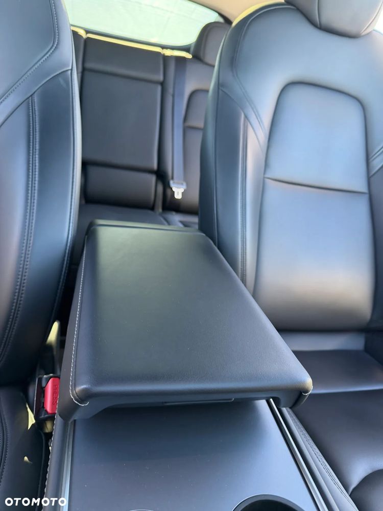 Tesla Model Y Long Range AWD - 26