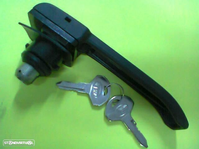 Manipulo / manete da tampa da mala com chave Renault Express (nova) - 3