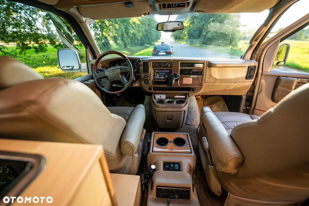 GMC Savana - 13