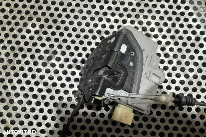 Broasca usa fata stanga 3C1837015A 3C1837015A Volkswagen VW Passat B6 - 3