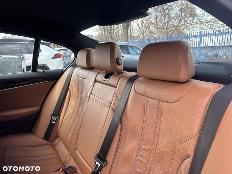 BMW Seria 5 518d mHEV - 14