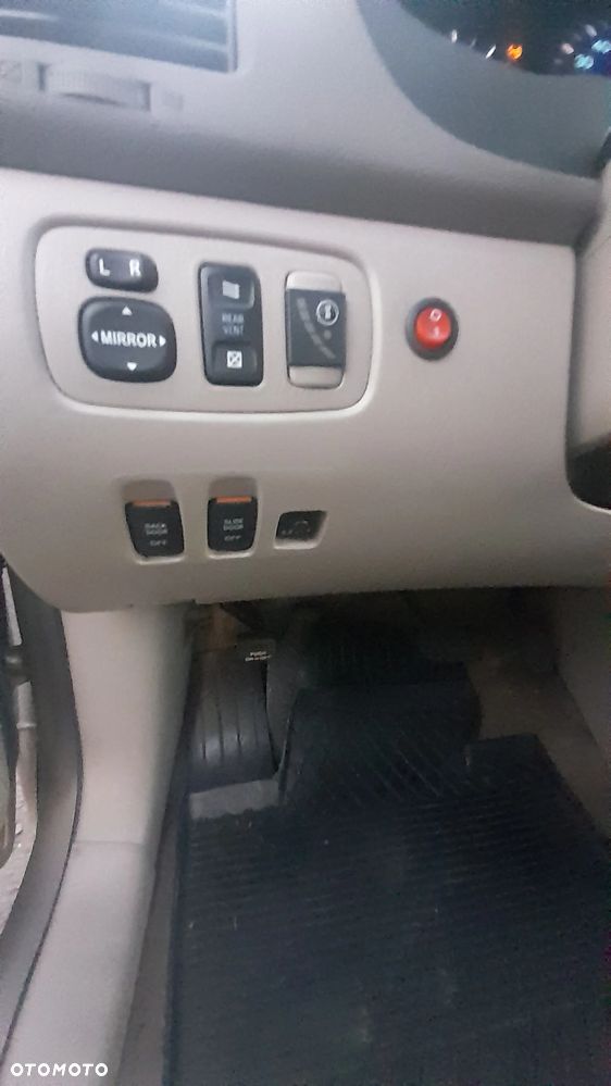 Toyota Sienna 3.3 LE AWD - 25