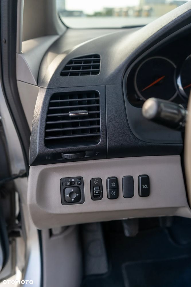 Mitsubishi Grandis 2.0 DI-D 6-Sitzer Intense - 10