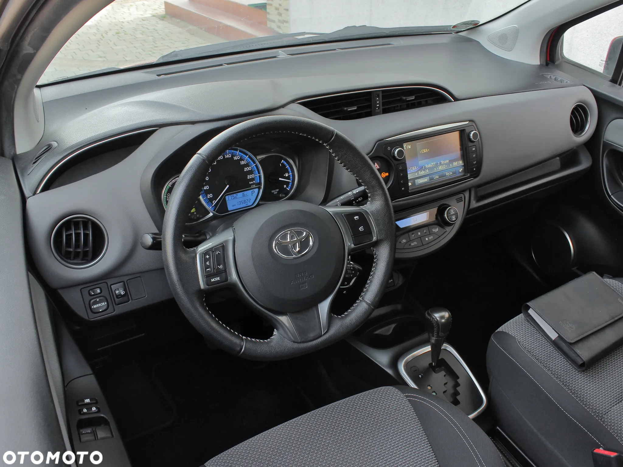 Toyota Yaris Hybrid 100 Premium - 17