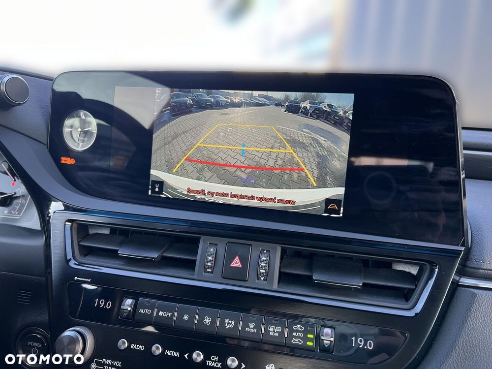 Lexus ES 300h F Sport Design - 17