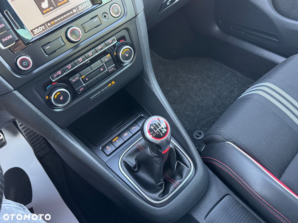 Volkswagen Golf 2.0 GTI adidas - 23