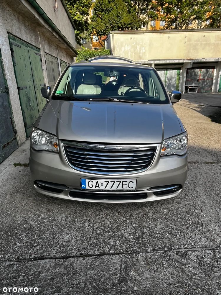 Chrysler Town & Country - 2