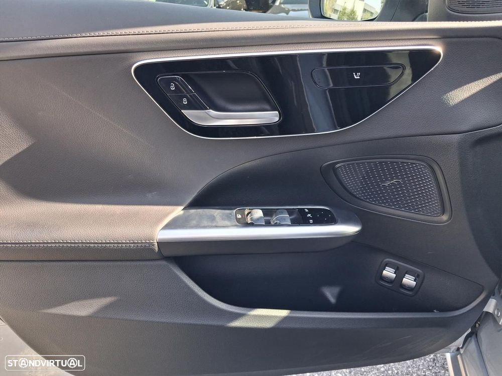 Mercedes-Benz C 300 e Avantgarde — fotografia 8