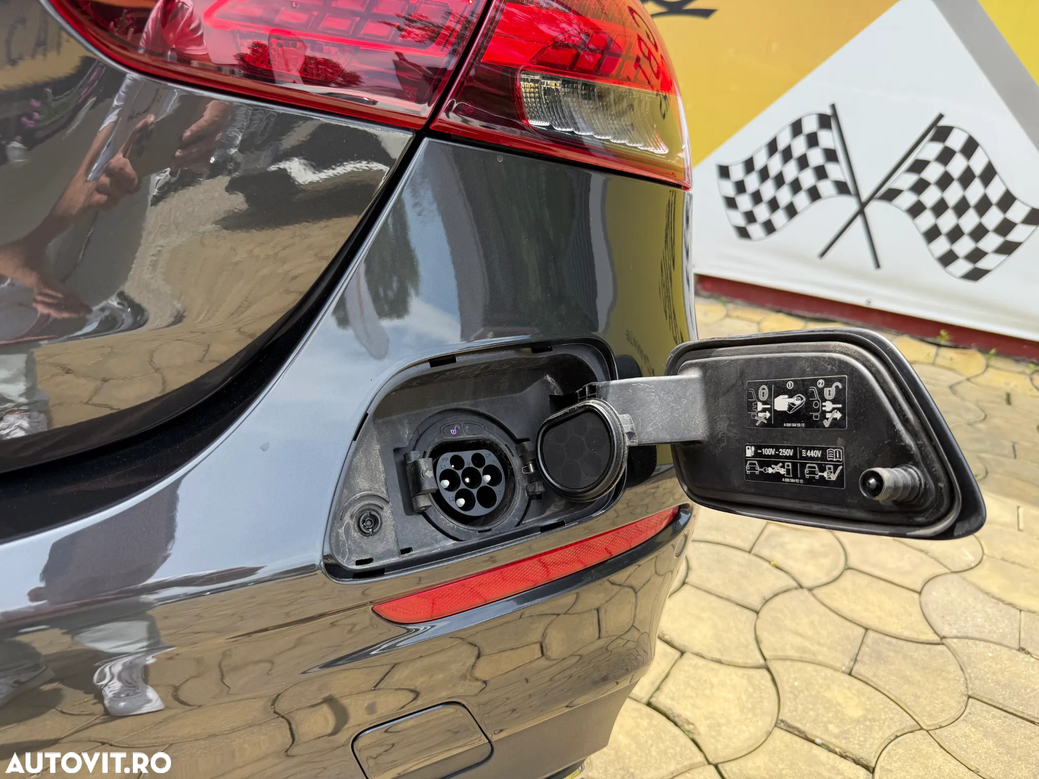 Mercedes-Benz E 300 T 9G-TRONIC AMG Line - 23