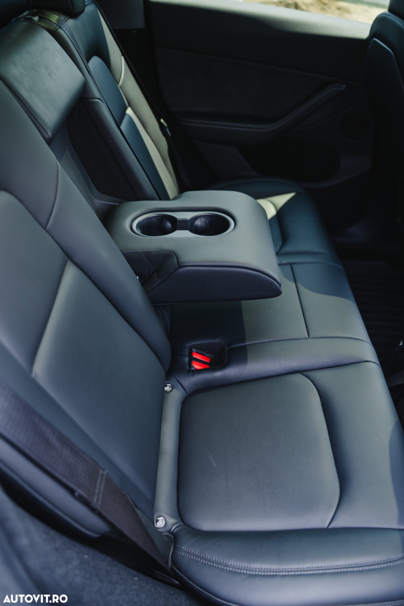 Tesla Model Y AWD Long Range - 33