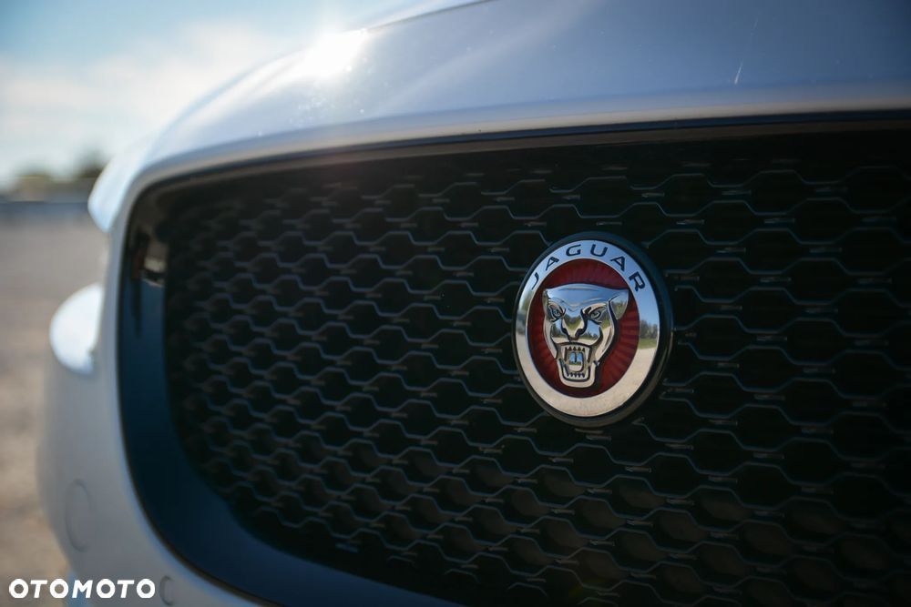 Jaguar XE 2.0 D R-Sport - 4