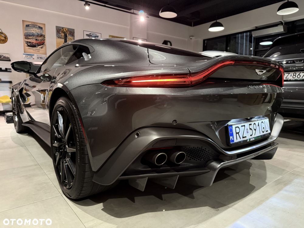 Aston Martin Vantage - 8