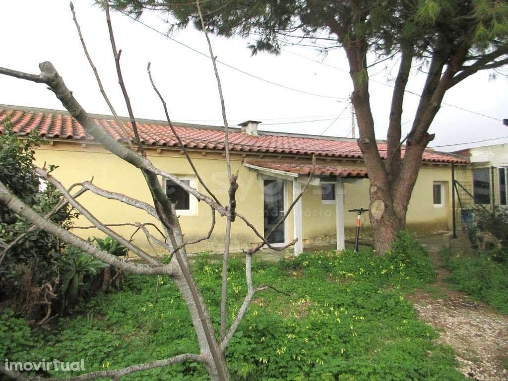 Terreno urbano com 2 moradias, rendimento e potencial construtivo -... - Grande imagem: 2/18