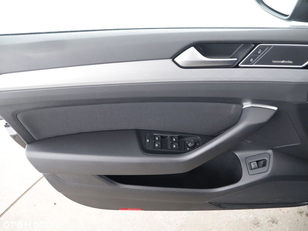 Volkswagen Passat Variant 2.0 TDI Business DSG - 23