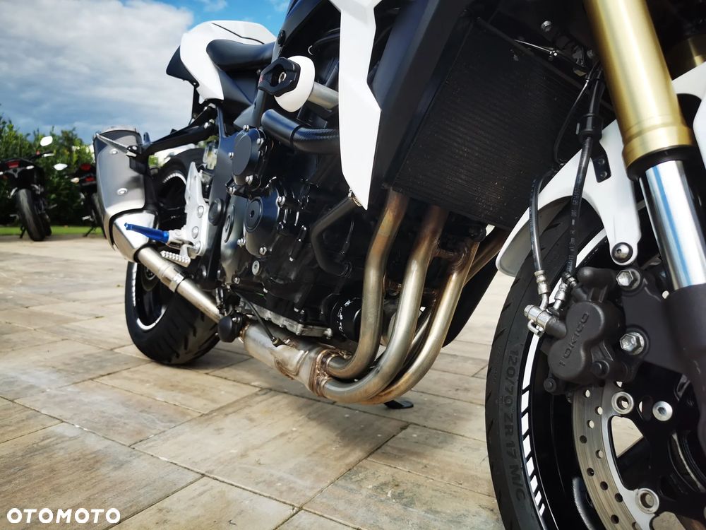 Suzuki GSR - 26