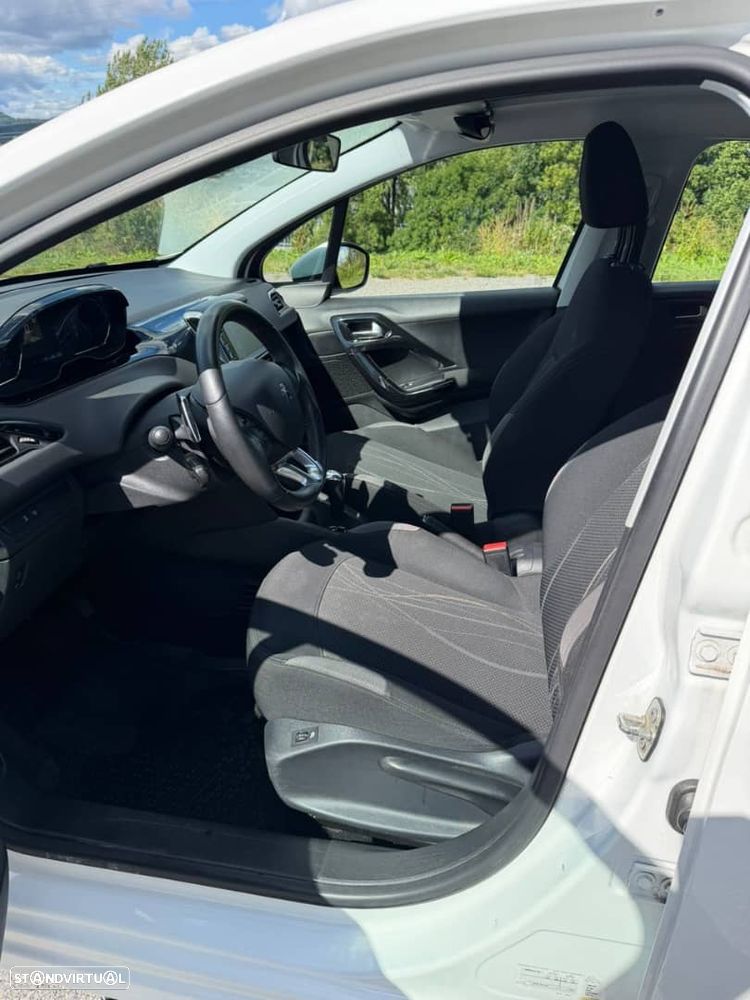 Peugeot 208 - 12