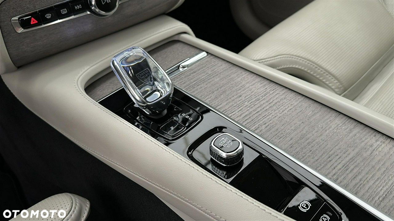 Volvo XC 90 T8 AWD Plug-In Hybrid Ultimate Dark 7os - 18